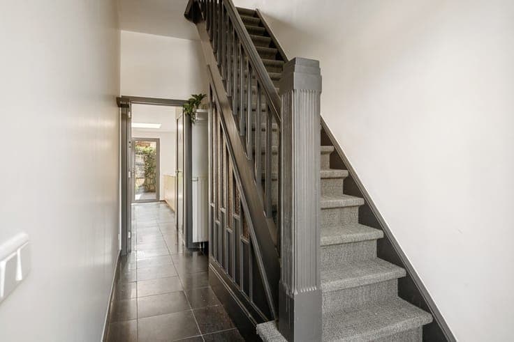 Stately townhouse with solar panels, 3 spacious bedrooms, a