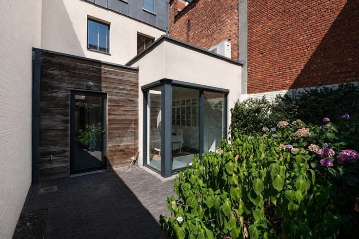 Stately townhouse with solar panels, 3 spacious bedrooms, a