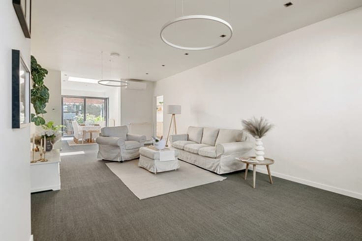 Stately townhouse with solar panels, 3 spacious bedrooms, a
