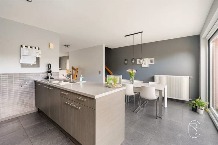 Prime-location energy-efficient home with a garden, garage,