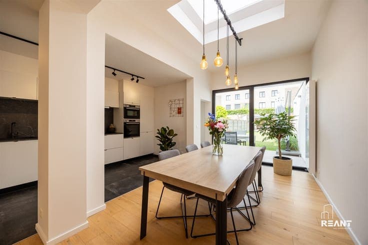Fully Renovated Family Home with 4 Bedrooms, Charging Statio