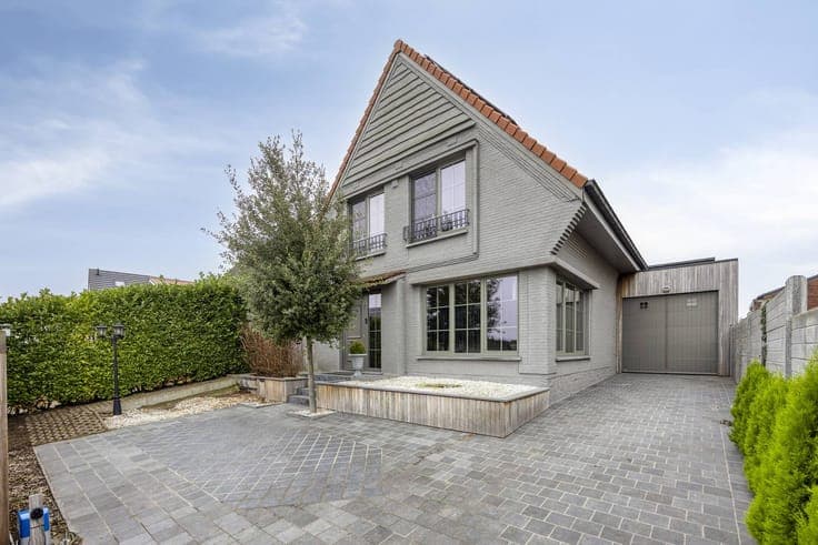 Renovated detached house with pool, pool house and garden
