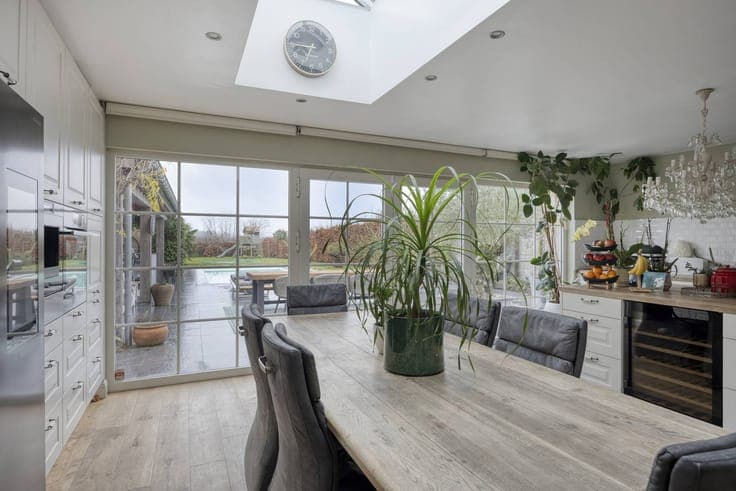 Renovated detached house with pool, pool house and garden