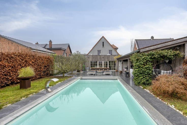 Renovated detached house with pool, pool house and garden