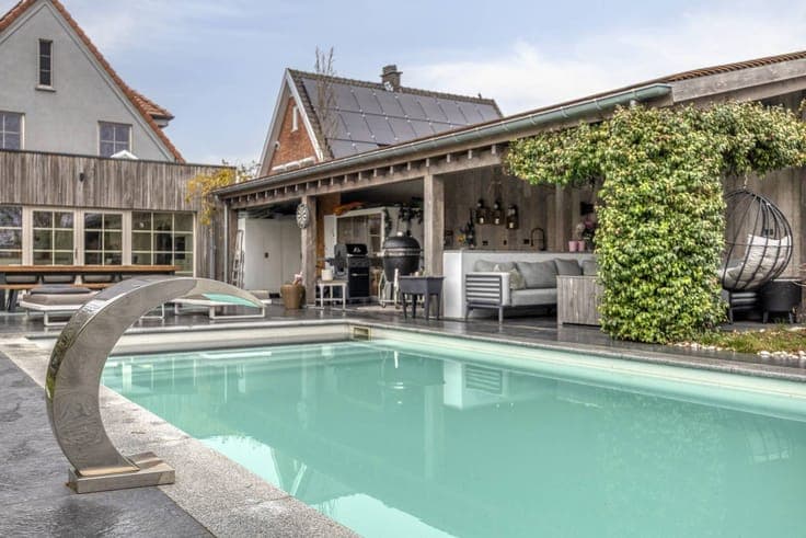 Renovated detached house with pool, pool house and garden