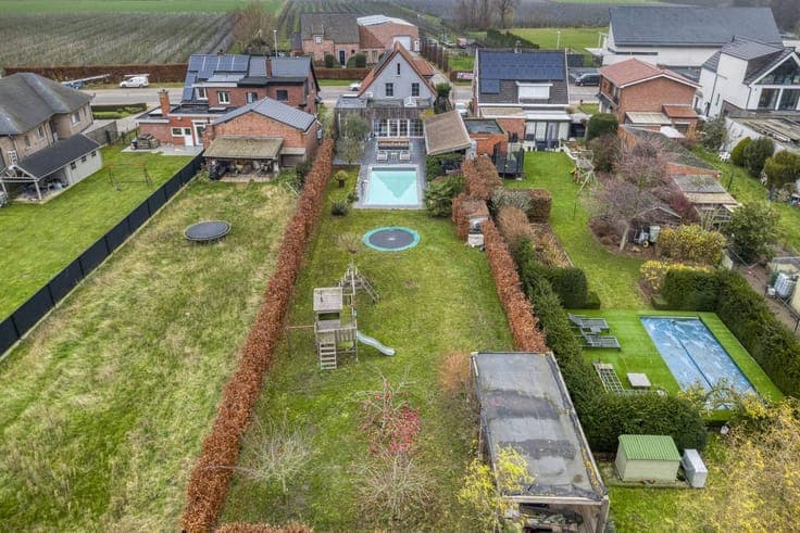 Renovated detached house with pool, pool house and garden