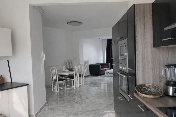 Volledig gerenoveerde burgerwoning, ideaal gelegen aan de...