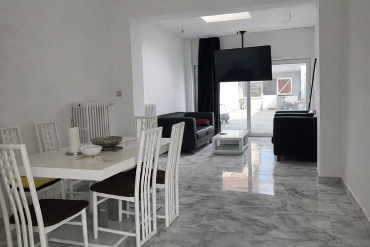 Volledig gerenoveerde burgerwoning, ideaal gelegen aan de...