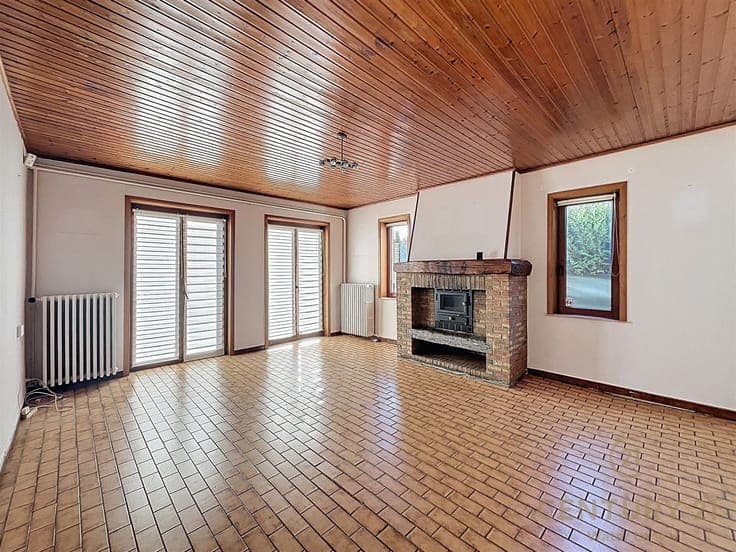 Single-storey villa to renovate and personalise to your tast