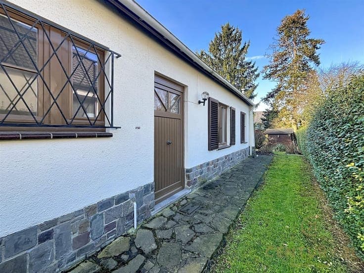 Single-storey villa to renovate and personalise to your tast