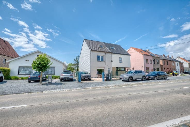 Goed gelegen woning met 5 slaapkamers, oprit en ruime tuin