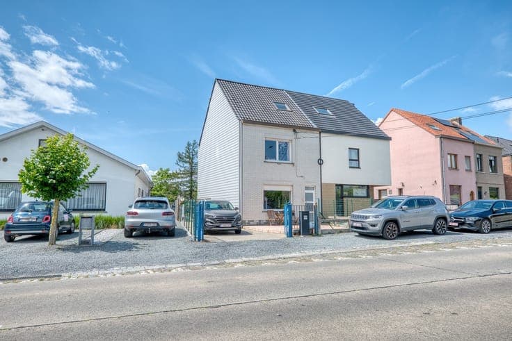 Goed gelegen woning met 5 slaapkamers, oprit en ruime tuin