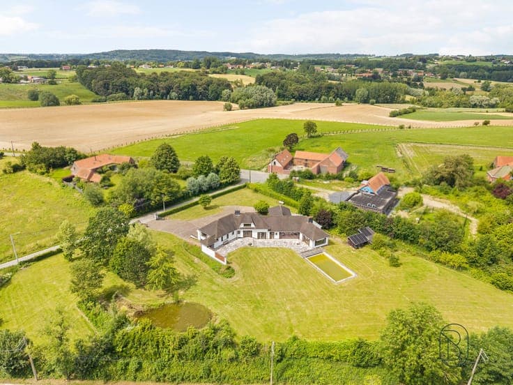 Statige villa met zwembad en uniek uitzicht op 6.401m²