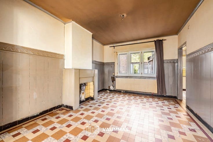 Degelijke, maar nog op te knappen woning met grote tuin...