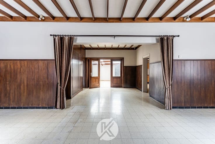 Te renoveren woning met groot volume