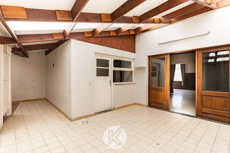 Te renoveren woning met groot volume