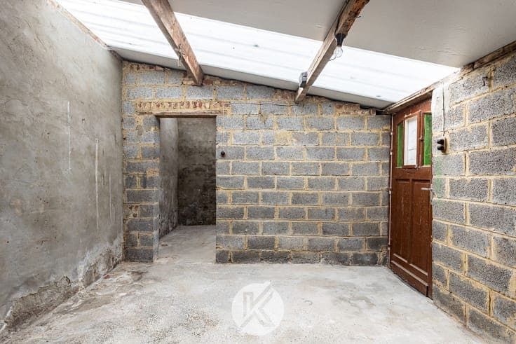 Te renoveren woning met groot volume