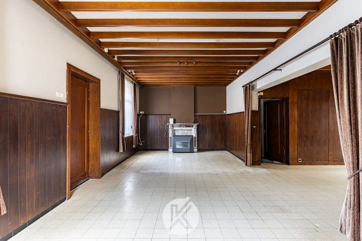 Te renoveren woning met groot volume