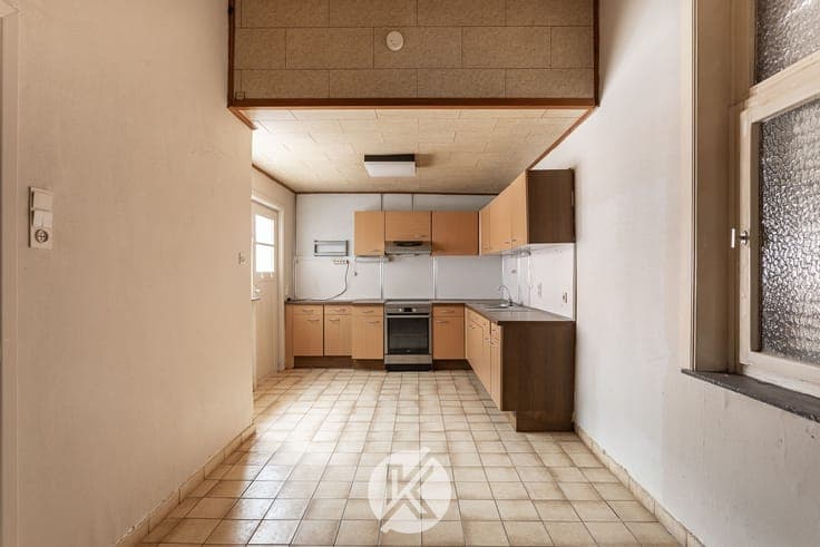Te renoveren woning met groot volume