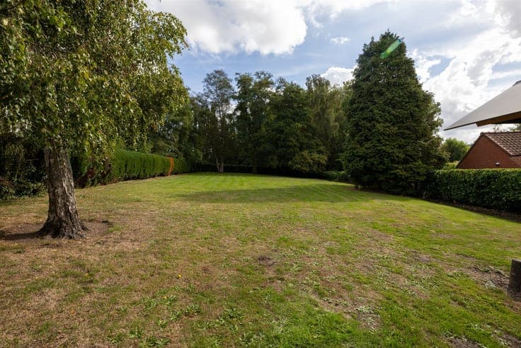 House in need of renovation on a spacious lot of 2,220 m²