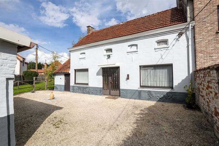 House in need of renovation on a spacious lot of 2,220 m²