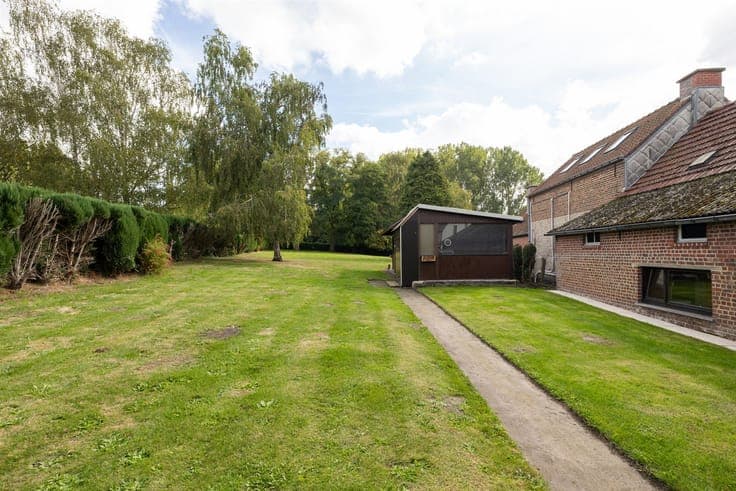 House in need of renovation on a spacious lot of 2,220 m²