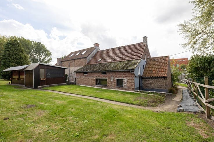 House in need of renovation on a spacious lot of 2,220 m²