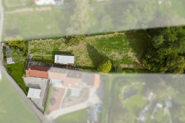 House in need of renovation on a spacious lot of 2,220 m²