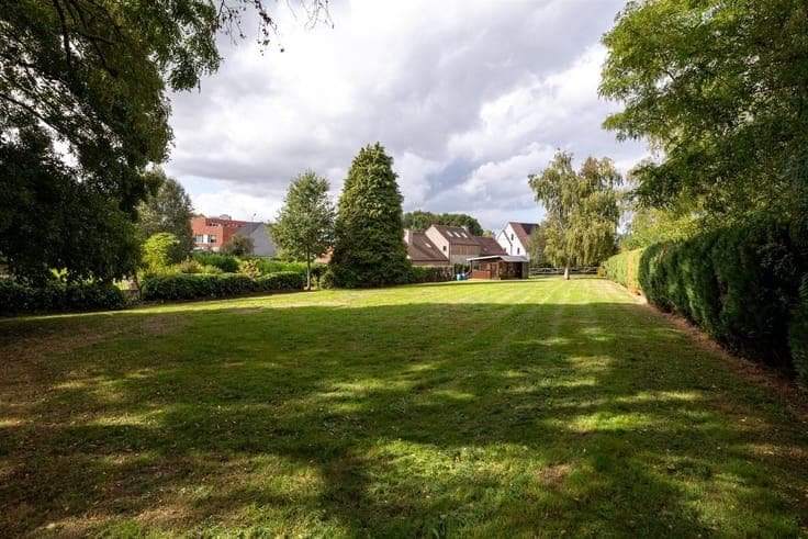 House in need of renovation on a spacious lot of 2,220 m²