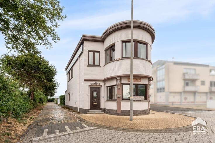 Semi-detached house with garden and garage