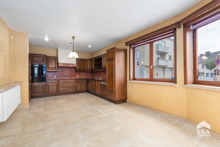 Semi-detached house with garden and garage