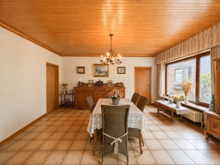 Te koop, Gezinswoning met loods van ca. 100 m² op central...