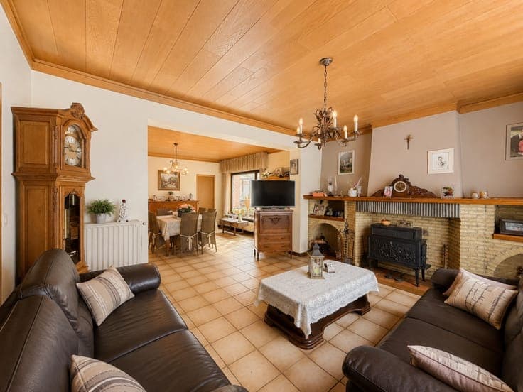 Te koop, Gezinswoning met loods van ca. 100 m² op central...
