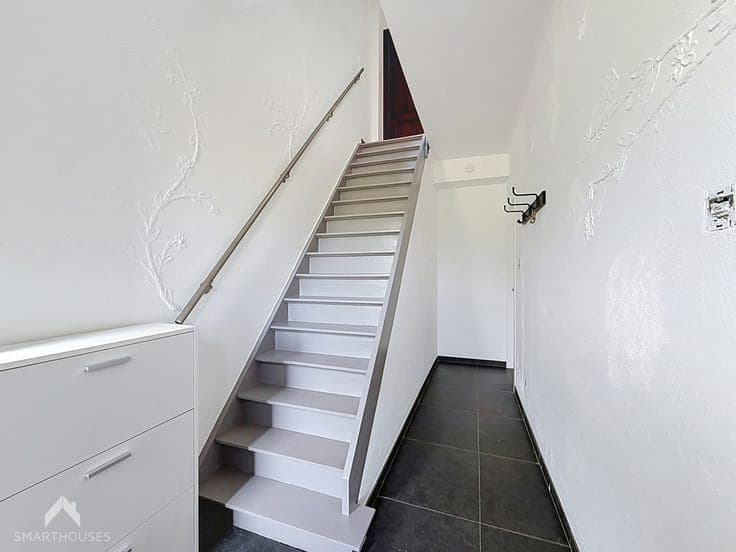 Semi-detached house with 2/3 bedrooms, driveway and garden
