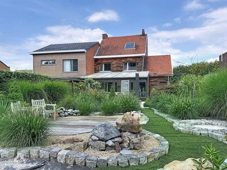 Semi-detached house with 2/3 bedrooms, driveway and garden