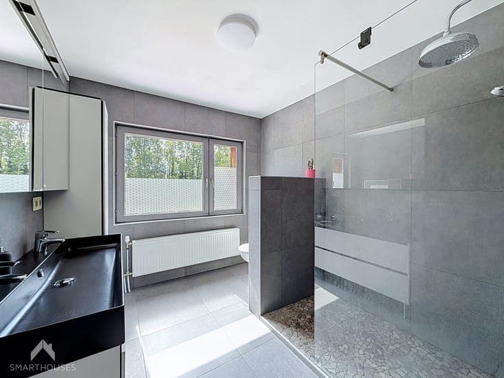 Semi-detached house with 2/3 bedrooms, driveway and garden