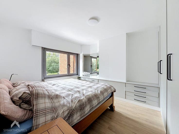 Semi-detached house with 2/3 bedrooms, driveway and garden