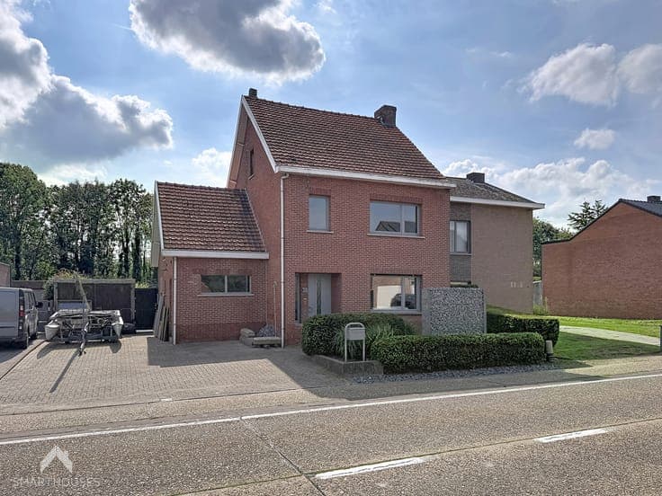 Semi-detached house with 2/3 bedrooms, driveway and garden
