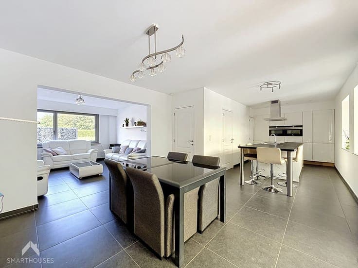 Semi-detached house with 2/3 bedrooms, driveway and garden