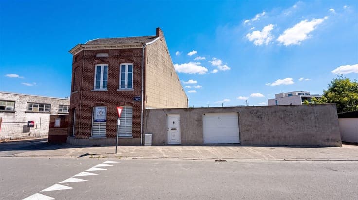 CENTRALLY LOCATED HOUSE WITH SPACIOUS POSSIBILITIES NEAR THE