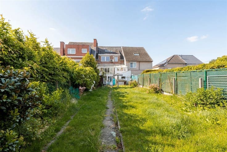 Home to renovate near downtown Zottegem!