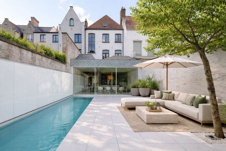 Architectural townhouse with garden and swimming pool in Br…