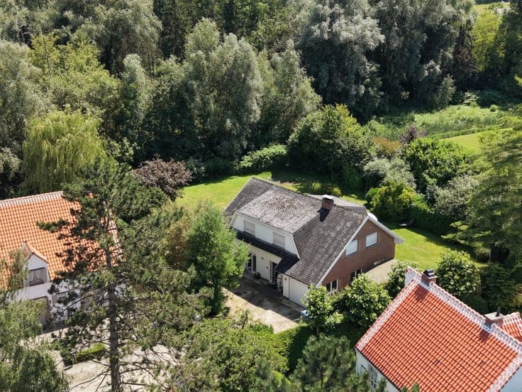 Unique property bordering the Parkbos, located in a quiet...