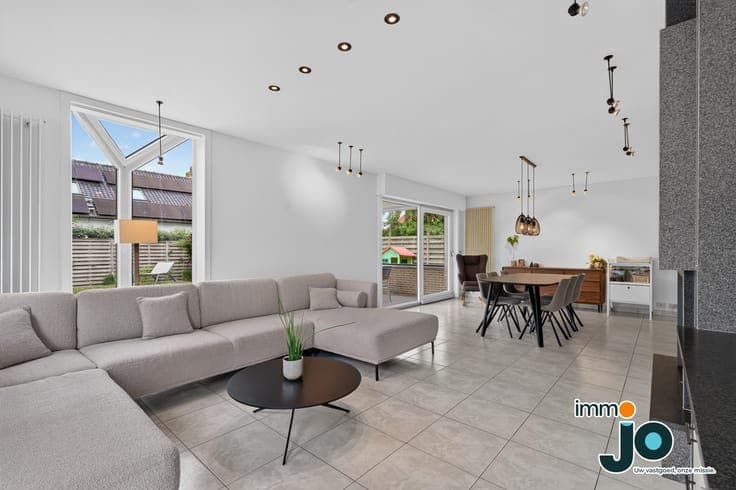Spacious, move-in-ready villa with 3 to 4 bedrooms, solar...
