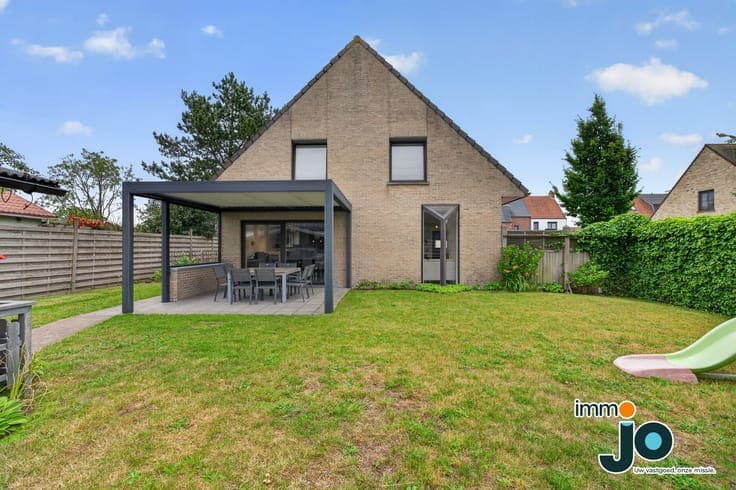 Spacious, move-in-ready villa with 3 to 4 bedrooms, solar...