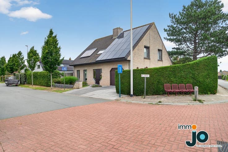 Spacious, move-in-ready villa with 3 to 4 bedrooms, solar...