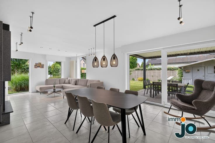 Spacious, move-in-ready villa with 3 to 4 bedrooms, solar...