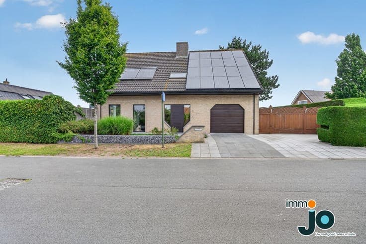 Spacious, move-in-ready villa with 3 to 4 bedrooms, solar...