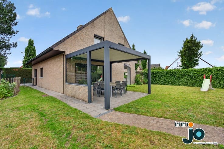 Spacious, move-in-ready villa with 3 to 4 bedrooms, solar...