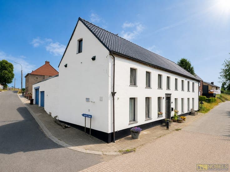 Te koop, Instapklare gezinswoning met ruim woonvolume en ...